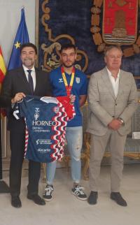 Imagen del alcalde de Alicante, Luis Barcala, en un acto en el Salón Azul con el Club Balonmano Eón Alicante