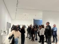 Imagen de visitantes a la exposición de Kara Walker