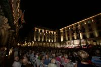 Imagen de la plaza del Ayuntamiento en el  concierto del 113 aniversario de su fundación ante cerca de un millar de espectadores 