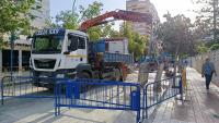 Imagen de las obras de reparación de la tubería averiada en la avenida de Bruselas de la Playa de San Juan, que provocó una fuga de aguas residu...