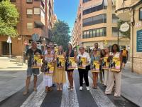 Imagen de la concejala de Comercio, Lidia López, junto con los comerciantes de Zona Quintana.