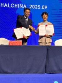 Imagen del alcalde de Alicante, Luis Barcala, con el convenio firmado con su homóloga de la ciudad china, Kong Fanping