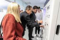 Imagen de alcalde de Alicante, Luis Barcala, junto con el concejal de Nuevas Tecnologías, Antonio Peral utilizando un Ciberkiosco
