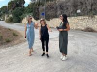 Imagen de la concejala de Infraestructuras, Cristina García, con la asociación vecinal Vistahermosa Limpia y Segura 