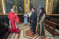 Imagen del alcalde de alicante, Luis Barcala, y de la concejala de Fiestas, Cristina Cutanda, en el acto de apertura de la hornacina donde se vener...