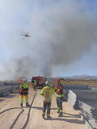 Imagen del dispositivo organizado por Bomberos del SPEIS para extinguir el incendio en Fontcalent