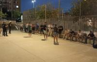 Imagen de la intervención policial en el dispositivo organizado en un mercadillo sin autorización municipal instalado en la calle del Cuarzo