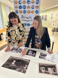 Imagen de las concejalas de Comercio y Cultura del Ayuntamiento de Alicante, Lidia López y Nayma Beldjilali, en la presentación de la exposición...