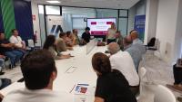 Imagen de la concejala de Empleo, Mari Carmen de España, en la reunión para constituir el comité promotor de las nuevas entidades de gestión