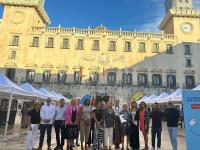 Imagen de las concejalas de Comercio y Cultura, Lidia López y Nayma Beldjilali, en la exposición del Día del Comercio Local  junto con los repre...