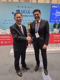 Imagen del alcalde Barcala durante su intervención ante el Consejo Mundial de Ciudades  y Gobiernos Locales Unidos y con el alcalde de Xi'an, Ye N...
