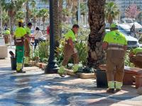 Operarios de Brota con la plantacion de primavera en la Explanada