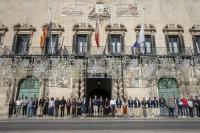Imagen del acto en la plaza para guardar tres minutos de silencio con motivo del primer aniversario de la dana que hace un año devastó buena part...