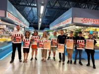 Imagen de la concejala de Mercados, Lidia López, junto a los comerciantes presentanco el Mercat Fest de Babel