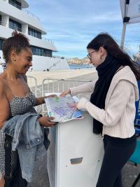 Imagen de unas cruceristas con los planos que se reparten a pie de la terminal  a los turistas