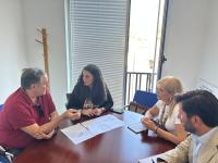 Imagen de la concejala de Fiestas, Cristina Cutanda, junto con concejales de Vox y de la Junta Mayor de Hermandades y Cofradías