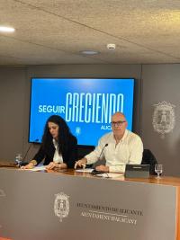 Imagen del los portavoces del equipo de Gobierno Manuel Villar y Cristina Cutanda en la sala de prensa