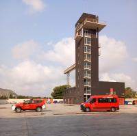 Torre de bomberos del parque de Idelfonso Prats y vehículos con los bomberos que marchan a León.