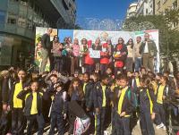 Imagen del acto de entrega por parte de la concejala de Consumo, Lidia López, del primer premio del concurso Lápiz y Cuchara al colegio  San Juan...