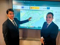 Imagen de los concejales de Movilidad Urbana, Carlos de Juan, y de Innovación, Antonio Peral, en la presentación de la nueva plataforma digital m...