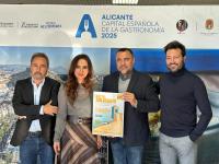 Imagen de la presentación del Cóctel Solidario a beneficio de Aspanion con la concejala de Turismo, Ana Poquet