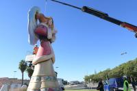 Imagen de la instalación de un ángel de la Navidad en Alicante 