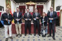 Imagen de los alcaldes de Alicante y Elche, Luis Barcala y Pablo Ruz, en el acto de firma del convenio celebrada en el salón de plenos del Ayuntam...