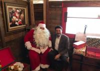 Imagen del alcalde de Alicante, Luis Barcala, en la casa de Papá Noel