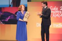 Imagen del alcalde, Luis Barcala, con María José Molina que es la primera mujer en lograr el premio ‘José Ángel Guirao’