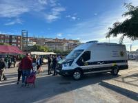 Imagen de la nueva Oficina Móvil de la Policía Local de Alicante de Atención al Ciudadano ha echado a rodar este sábado en el tradicional merca...