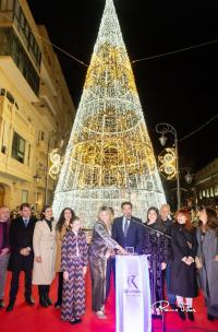 Imagen del alcalde de Alicante, Luis Barcala, con la corporación municipal en el acto del encendido de la Navidad