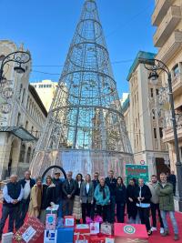 Imagen de la concejala de Comercio, Lidia López, junto con las asociaciones comerciales de Alicante en la presentación de la campaña de dinamiza...