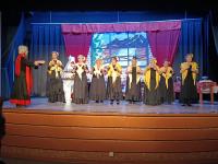 Grupo de personas encima del escenario