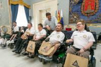 Imagen del alcalde de Alicante, Luis Barcala, junto al al equipo alicantino Xaloc Powerchair, de fútbol en silla motorizada