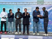 El alcalde de Alicante, Luis Barcala, en el acto de entrega de los premios a los ganadores de I Maratón Internacional Elche - Alicante