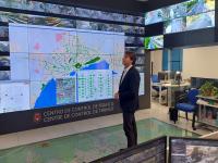 Imagen del concejal de Movilidad Urbana, Carlos de Juan, en la sala de Control de Tráfico del Ayuntamiento de Alicante