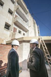 Imagen del alcalde de Alicante, Luis Barcala, en una reciente visita a las obras de las viviendas de El Portón, en el Casco Antiguo
