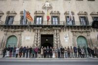 Imagen del minuto de silencia en la puerta del Ayuntamiento de Alicante en homenaje a las víctimas de la tragedia ferroviaria de Adamuz