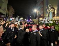 Imagen del alcalde de Alicante, Luis Barcala, en la procesión del Porrate de San Antón de 2025