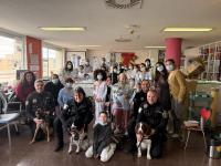 Imagen de la visita de la Unidad Canina de la Policía Local de Alicante a la sección de Pediatría y Oncología Pediátrica del Hospital General ...