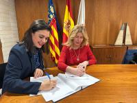Imagen de la firma del convenio entre concejala de Hacienda, Nayma Beldjilali, y la presidenta del COGAA, María Teresa Vila