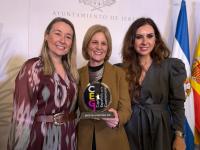 Imagen de las concejalas de Turismo y Hostelería, Comercio y Mercados, Ana Poquet y Lidia López, en la entrega del título de Capital Española d...