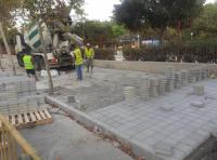 Imagen de archivo de operarios trabajando en actuaciones de ensanche de aceras en Alicante