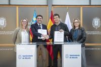 Imagen del alcalde de Alicante, en el acto celebrado en  firma en Alcaldía de la firma del convenio con Ineca