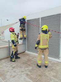 Imagen de los Bomberos del SPEIS trabajando en la colocación de un nuevo toldaje para proteger el interior del museo