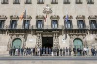 Imagen del minuto de silencio realizado en la plaza del Ayuntamiento de Alicante