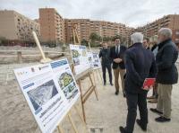 Imagen de la visita del alcalde de Alicante, Luis Barcala, a las obras del parque de La Torreta
