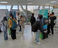 Imagen de la visita de estudiantes a la exposición ‘Posidonia oceánica en 12 preguntas’