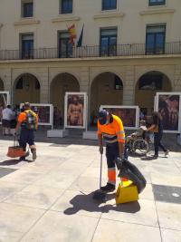 Limpieza en Semana Santa en la Plaza del Ayuntamiento de Alicante