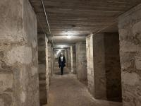 Imagen de la concejala de Cultura, Nayma Beldjilali,en uno de los refugios antiaéreos de Alicante